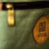Detalle de etiqueta de marca Palo Verde - Mochilas artesanales y resistentes industria nacional. bolsillo