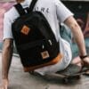 Mochila Sauce negra en uso para la ciudad y oficina - Equipamiento resistente para disfrutar el camino. deporte skate