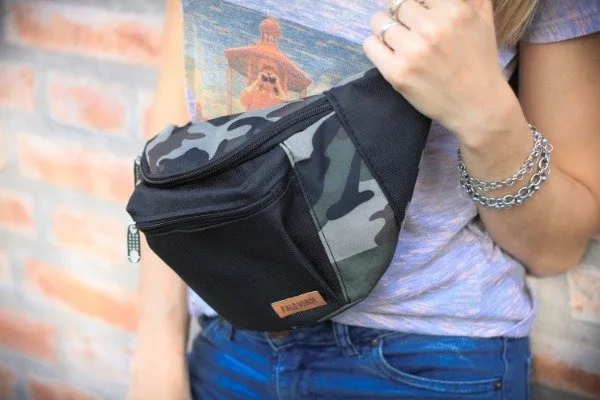 Riñonera urbana impermeable y reforzada Palo Verde con correa regulable. Riñonera de alta resistencia para uso diario en la ciudad, viajes, recitales y paseos con envío gratis en Argentina. color camuflado