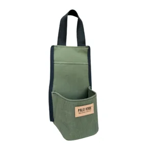 El accesorio definitivo para tus viajes, escapadas y tardes de parque. Diseñamos este estuche porta mate variable para calzar de forma universal en la palanca de cambios de tu auto, manteniendo el mate seguro, firme y al alcance de la mano mientras manejás. con bolsillo para tu celular. color verde