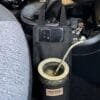El accesorio definitivo para tus viajes, escapadas y tardes de parque. Diseñamos este estuche porta mate variable para calzar de forma universal en la palanca de cambios de tu auto, manteniendo el mate seguro, firme y al alcance de la mano mientras manejás. con bolsillo para tu celular. color negro