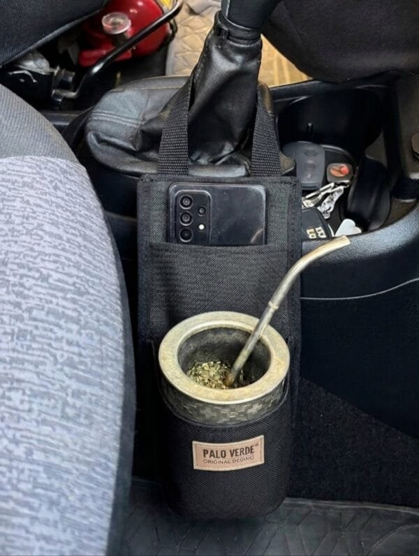 El accesorio definitivo para tus viajes, escapadas y tardes de parque. Diseñamos este estuche porta mate variable para calzar de forma universal en la palanca de cambios de tu auto, manteniendo el mate seguro, firme y al alcance de la mano mientras manejás. con bolsillo para tu celular. color negro